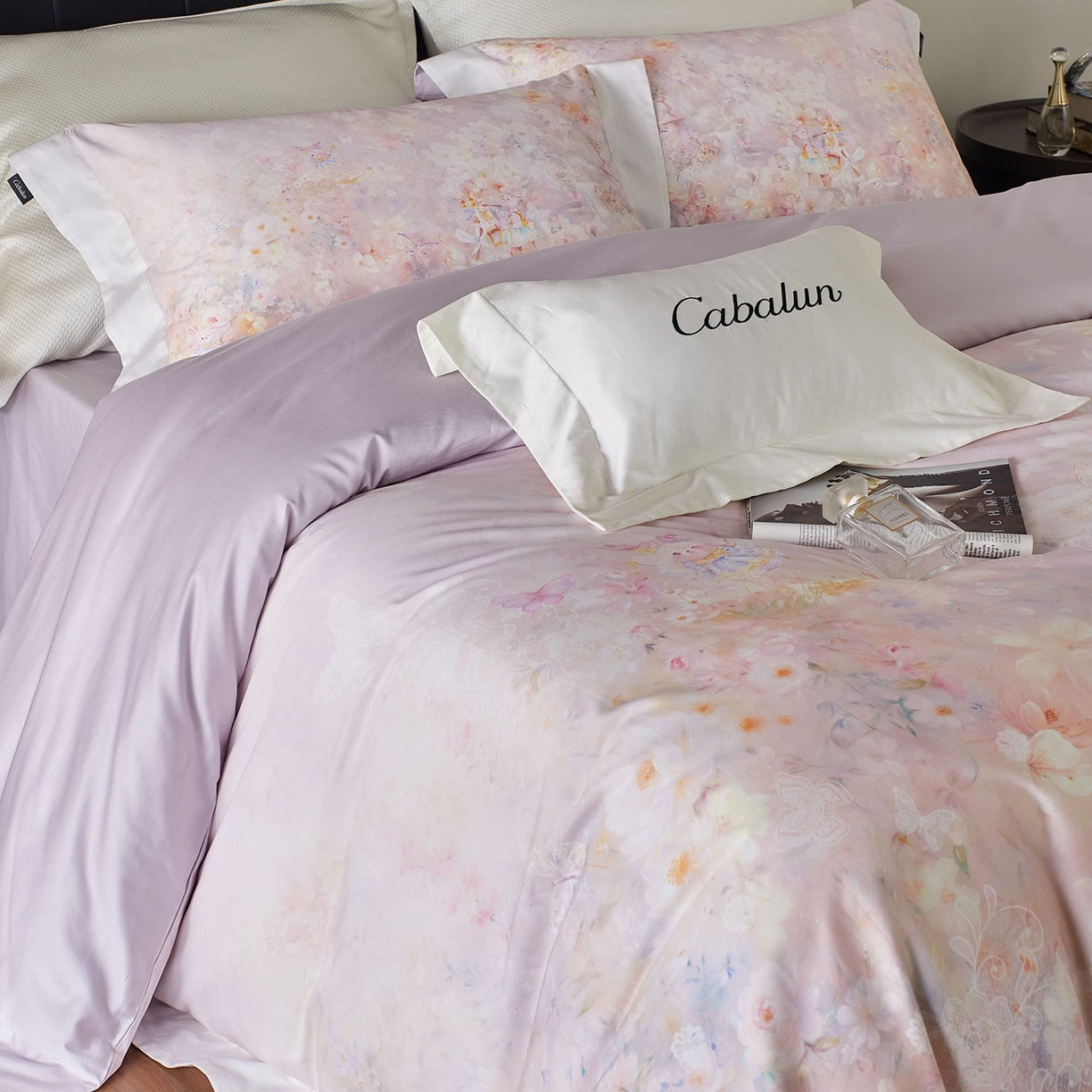 91家纺网 家纺一手货源 找家纺 卡巴伦家纺 2025新款50S超细旦全棉数码印花款四件套（控价298） 花精灵-紫