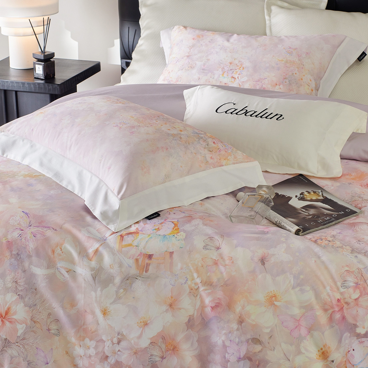 91家纺网 家纺一手货源 找家纺 卡巴伦家纺 2025新款50S超细旦全棉数码印花款四件套（控价298） 花精灵-紫