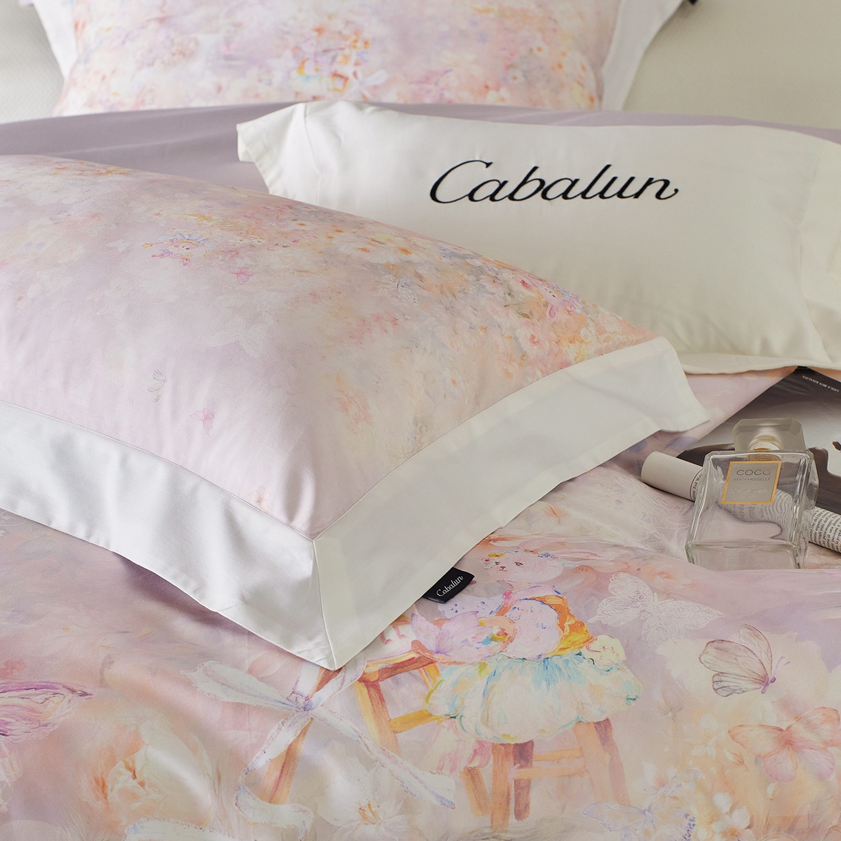 91家纺网 家纺一手货源 找家纺 卡巴伦家纺 2025新款50S超细旦全棉数码印花款四件套（控价298） 花精灵-紫