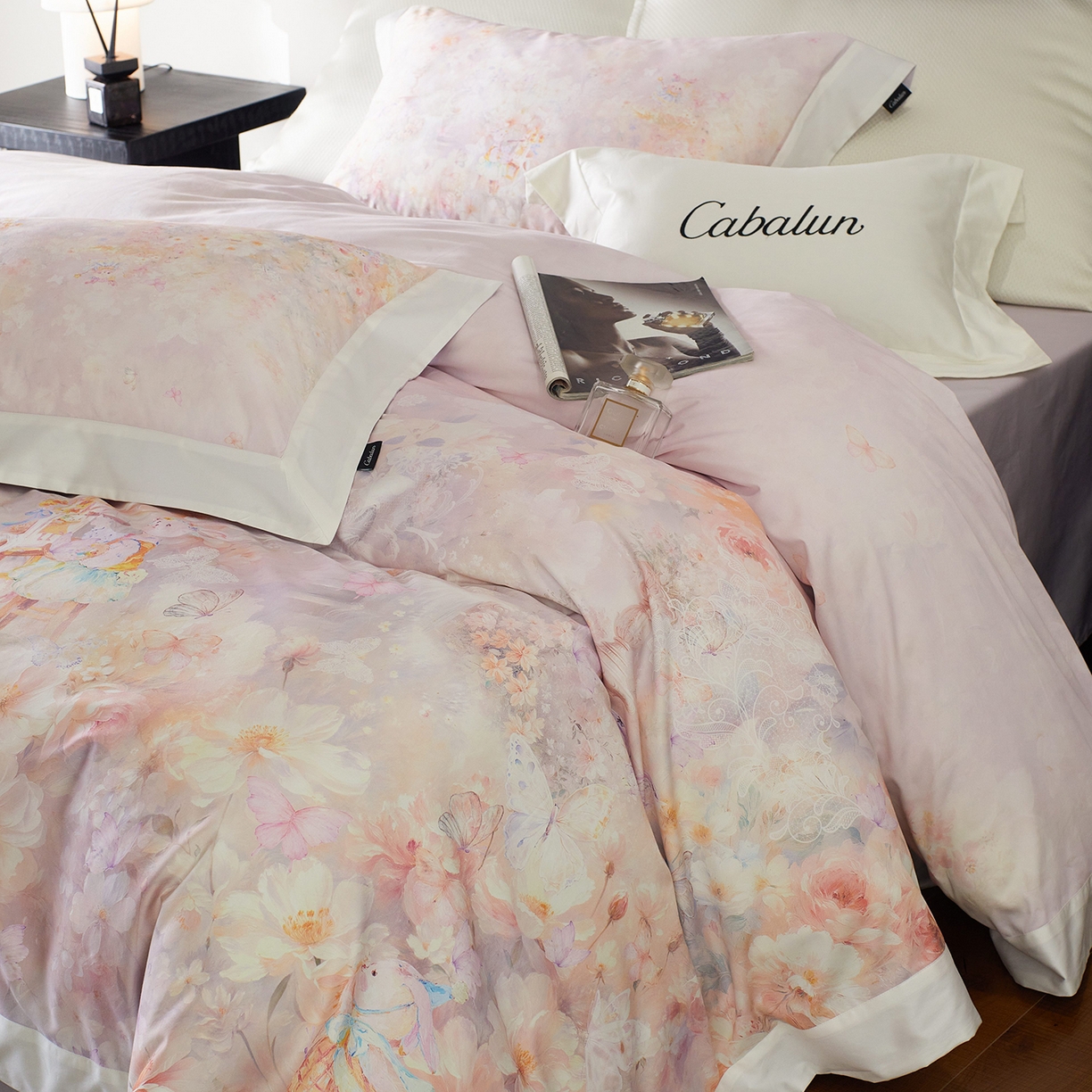 91家纺网 家纺一手货源 找家纺 卡巴伦家纺 2025新款50S超细旦全棉数码印花款四件套（控价298） 花精灵-紫