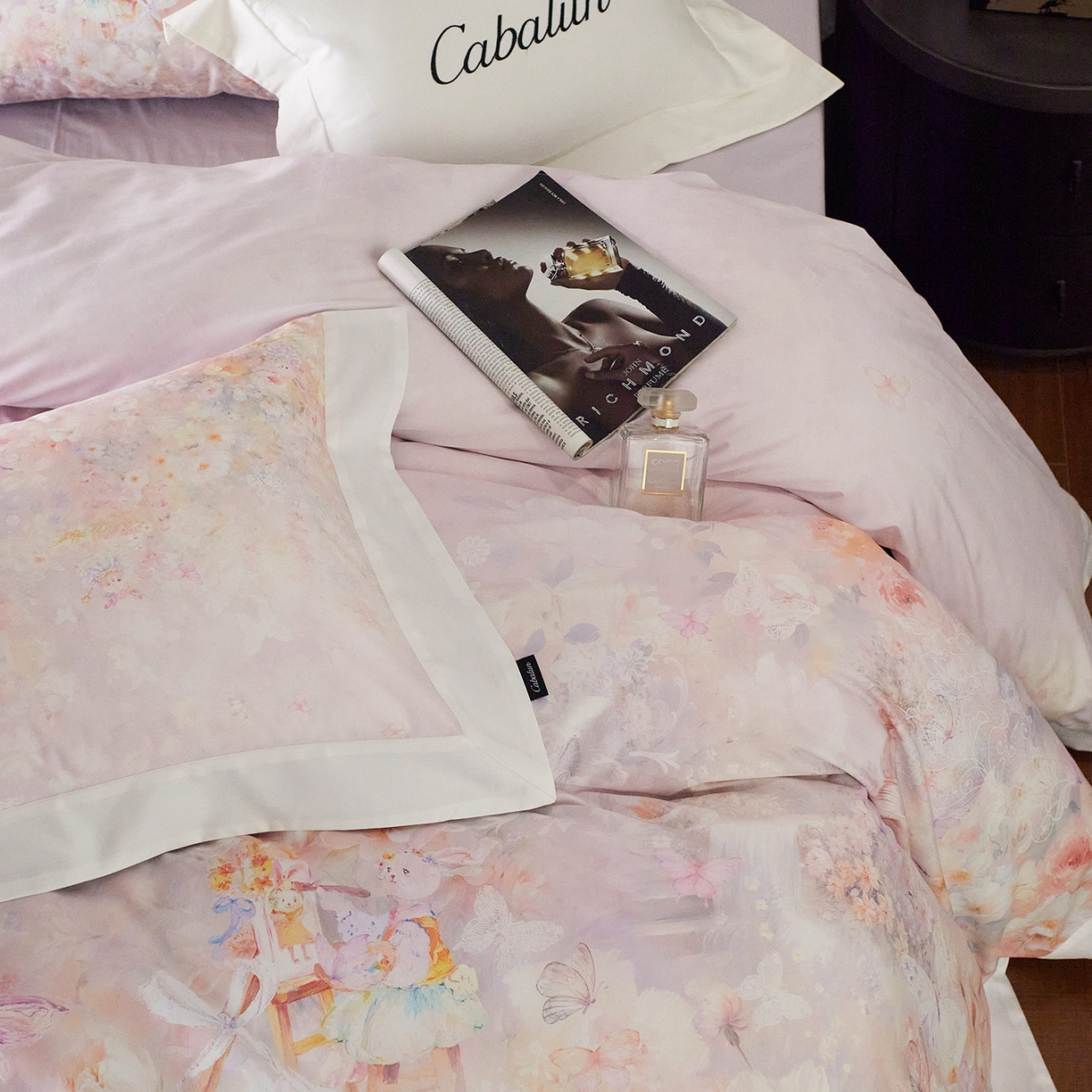 91家纺网 家纺一手货源 找家纺 卡巴伦家纺 2025新款50S超细旦全棉数码印花款四件套（控价298） 花精灵-紫