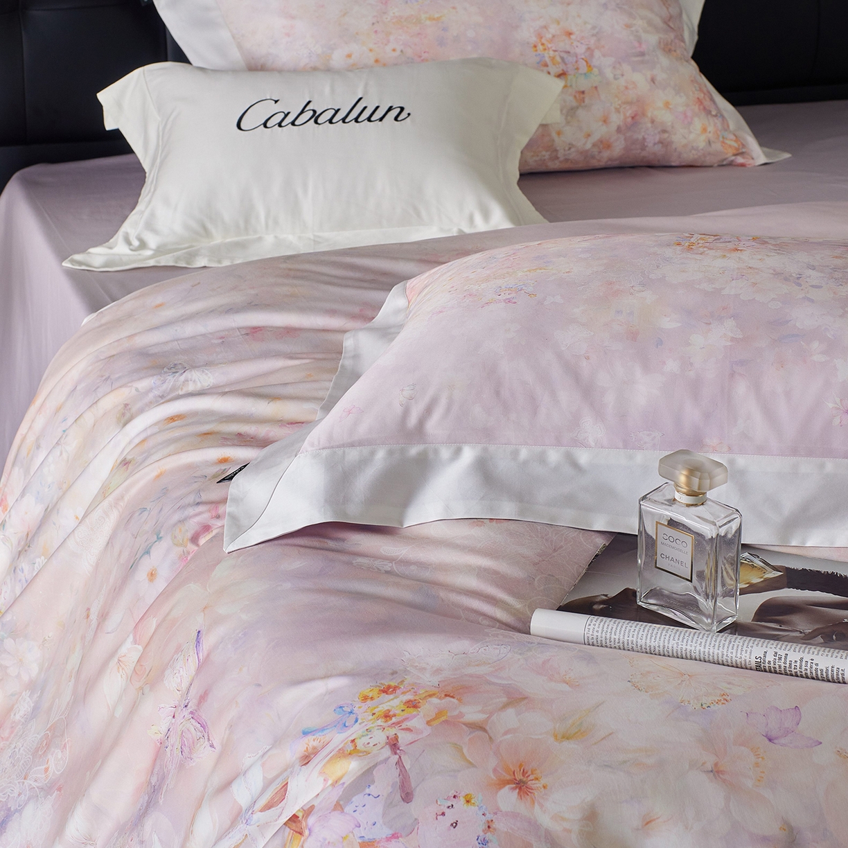 91家纺网 家纺一手货源 找家纺 卡巴伦家纺 2025新款50S超细旦全棉数码印花款四件套（控价298） 花精灵-紫