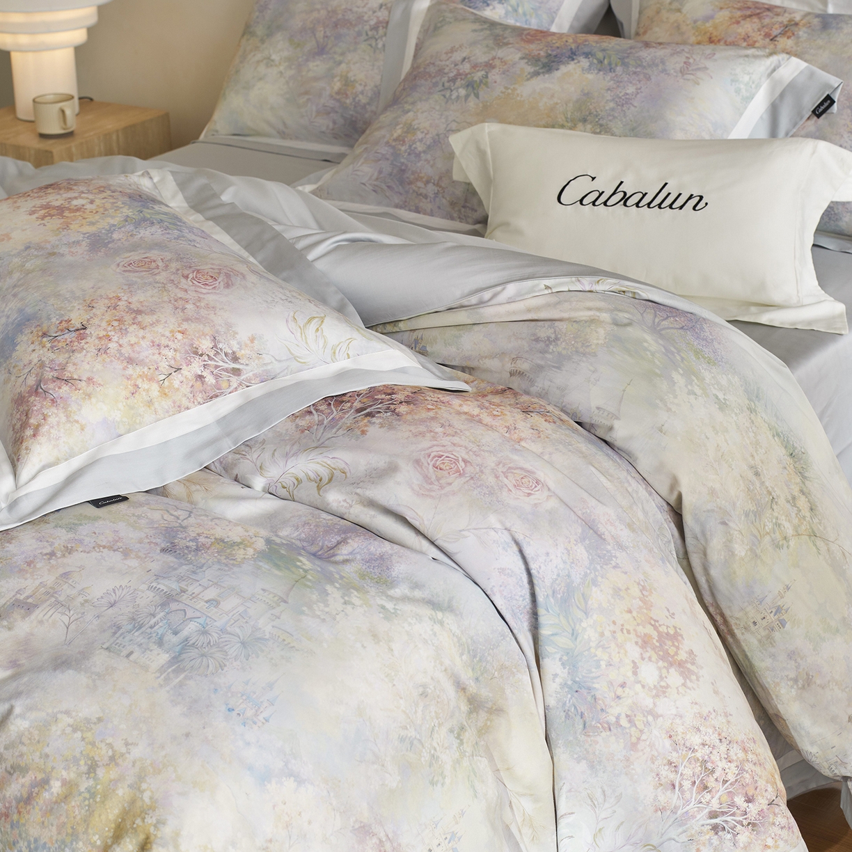 91家纺网 家纺一手货源 找家纺 卡巴伦家纺 2025新款50S超细旦全棉数码印花款四件套（控价298） 花镜-兰