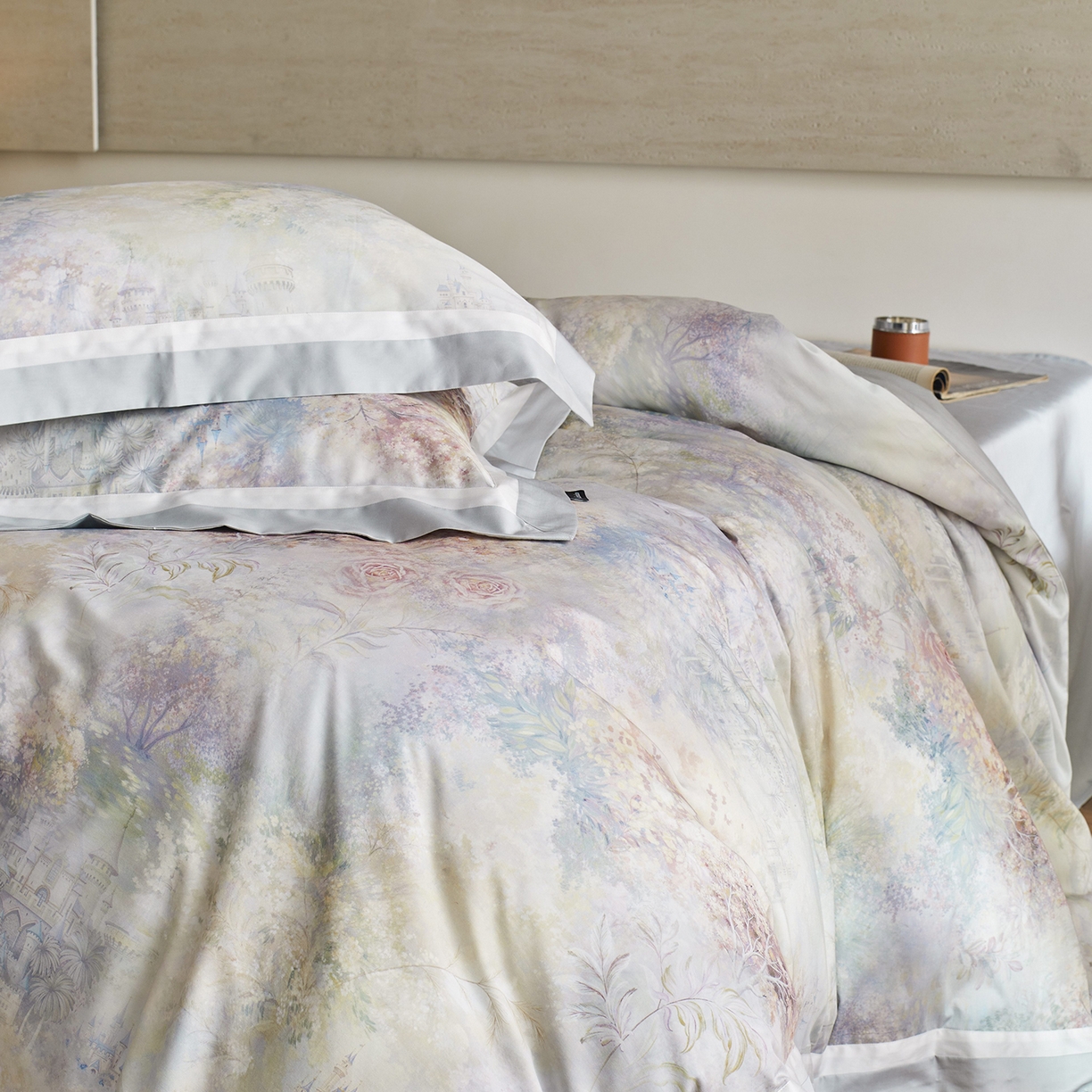 91家纺网 家纺一手货源 找家纺 卡巴伦家纺 2025新款50S超细旦全棉数码印花款四件套（控价298） 花镜-兰