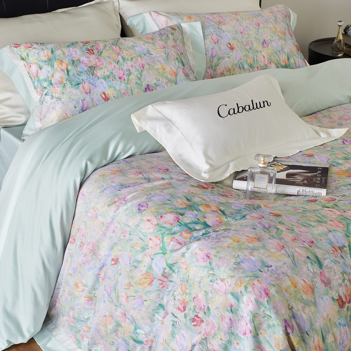 91家纺网 家纺一手货源 找家纺 卡巴伦家纺 2025新款50S超细旦全棉数码印花款四件套（控价298） 漫天花海-绿