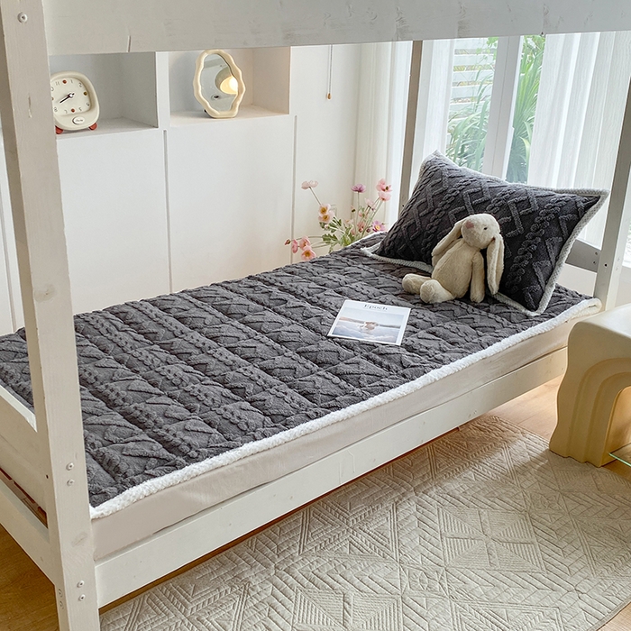 91家纺网 家纺一手货源 找家纺 凌云家纺 2025新品学生宿舍牛奶绒床褥三件套加厚塔芙绒夹棉保暖 古典灰