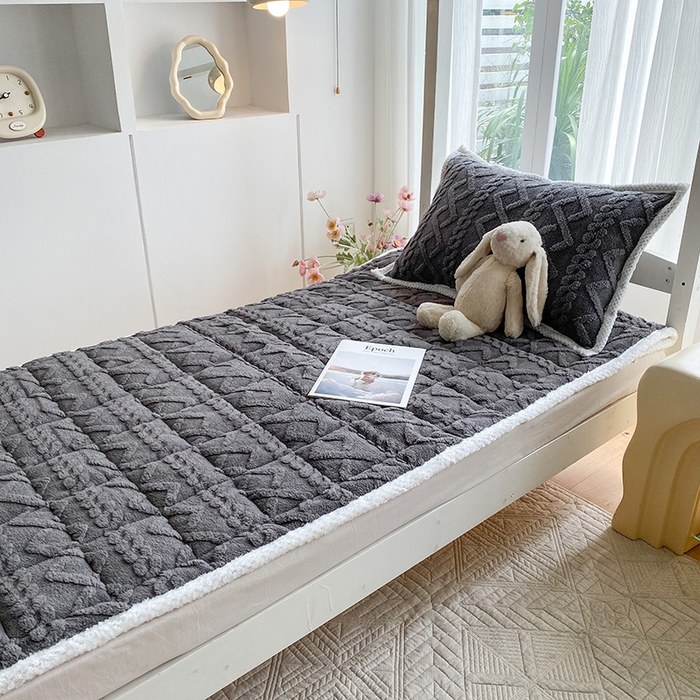 91家纺网 家纺一手货源 找家纺 凌云家纺 2025新品学生宿舍牛奶绒床褥三件套加厚塔芙绒夹棉保暖 古典灰