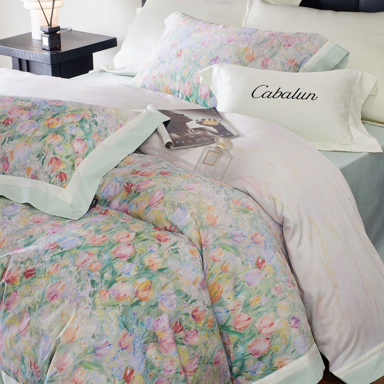 91家纺网 家纺一手货源 找家纺 卡巴伦家纺 2025新款50S超细旦全棉数码印花款四件套（控价298） 漫天花海-绿