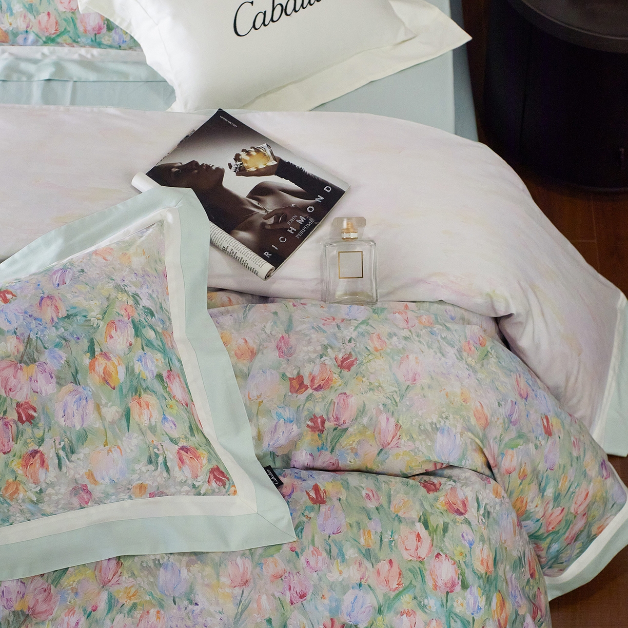 91家纺网 家纺一手货源 找家纺 卡巴伦家纺 2025新款50S超细旦全棉数码印花款四件套（控价298） 漫天花海-绿