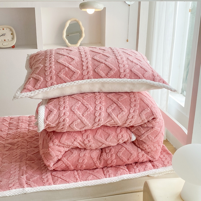 91家纺网 家纺一手货源 找家纺 凌云家纺 2025新品学生宿舍牛奶绒床褥三件套加厚塔芙绒夹棉保暖 粉色
