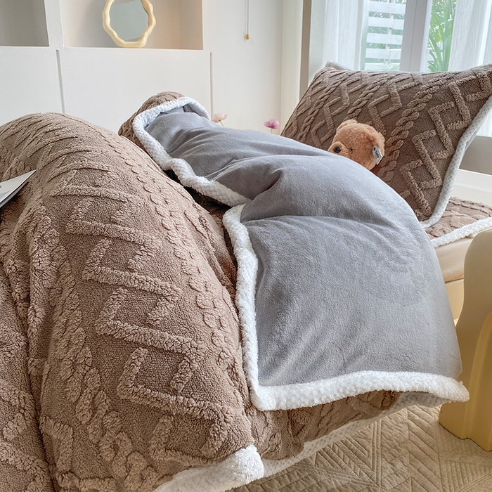 91家纺网 家纺一手货源 找家纺 凌云家纺 2025新品学生宿舍牛奶绒床褥三件套加厚塔芙绒夹棉保暖 卡其