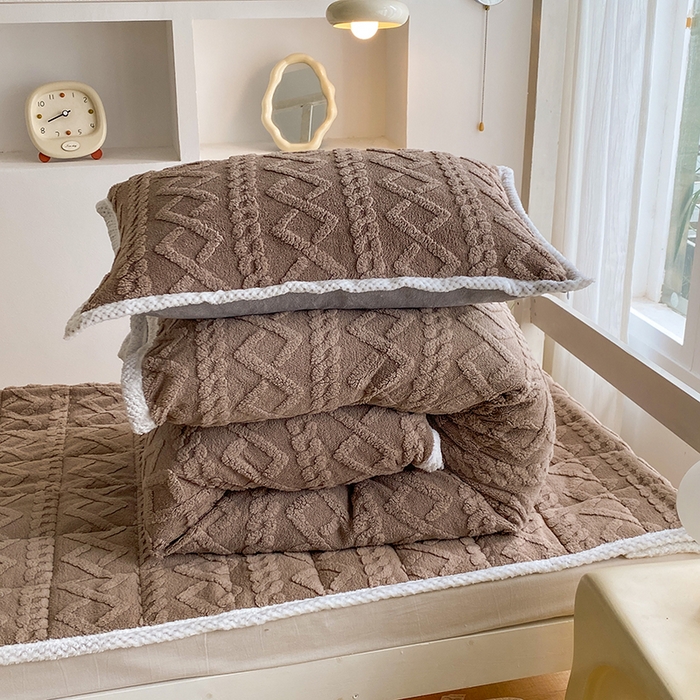 91家纺网 家纺一手货源 找家纺 凌云家纺 2025新品学生宿舍牛奶绒床褥三件套加厚塔芙绒夹棉保暖 卡其