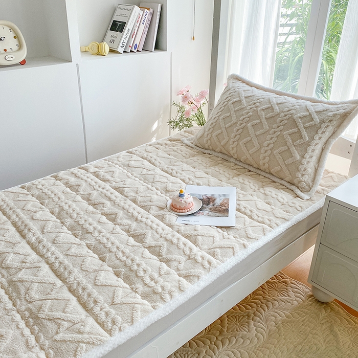 91家纺网 家纺一手货源 找家纺 凌云家纺 2025新品学生宿舍牛奶绒床褥三件套加厚塔芙绒夹棉保暖 米杏