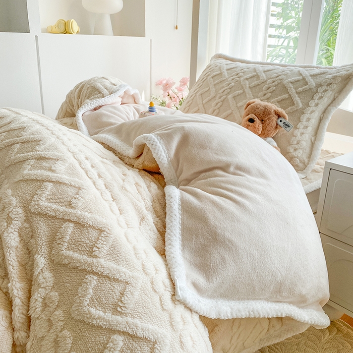 91家纺网 家纺一手货源 找家纺 凌云家纺 2025新品学生宿舍牛奶绒床褥三件套加厚塔芙绒夹棉保暖 米杏