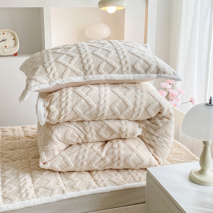 91家纺网 家纺一手货源 找家纺 凌云家纺 2025新品学生宿舍牛奶绒床褥三件套加厚塔芙绒夹棉保暖 米杏