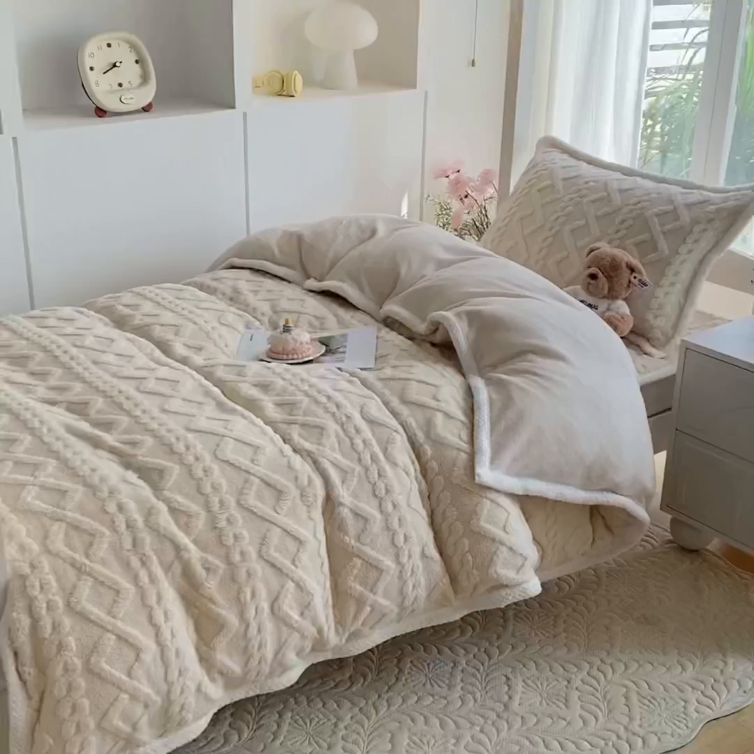 91家纺网 家纺一手货源 找家纺 凌云家纺 2025新品学生宿舍牛奶绒床褥三件套加厚塔芙绒夹棉保暖 米杏