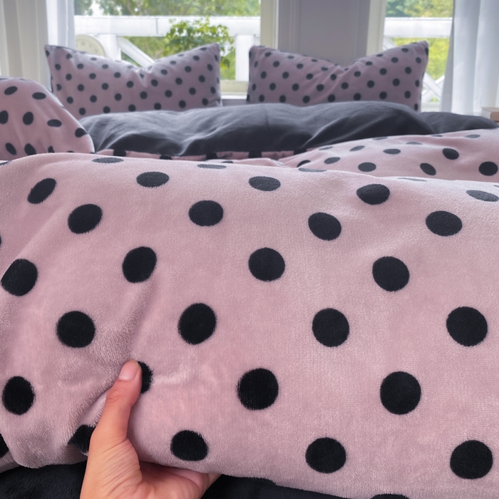 91家纺网 家纺一手货源 找家纺 豫见家纺 2025新款牛奶绒印花四件套 波点时代-紫