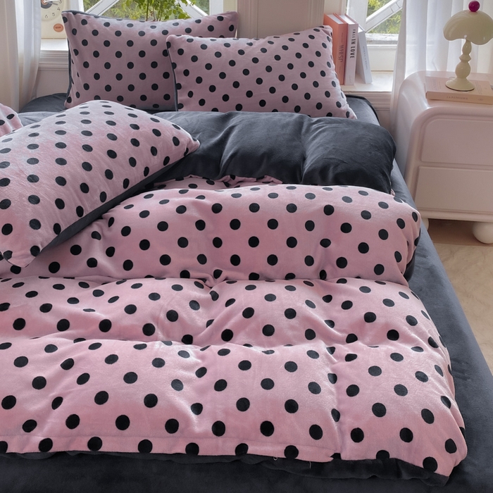 91家纺网 家纺一手货源 找家纺 豫见家纺 2025新款牛奶绒印花四件套 波点时代-紫