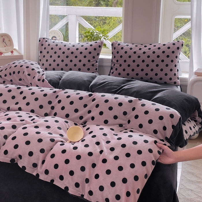 91家纺网 家纺一手货源 找家纺 豫见家纺 2025新款牛奶绒印花四件套 波点时代-紫