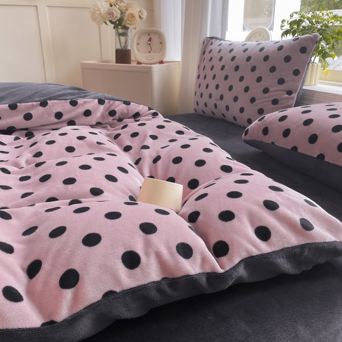 91家纺网 家纺一手货源 找家纺 豫见家纺 2025新款牛奶绒印花四件套 波点时代-紫