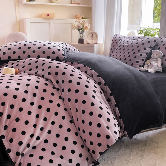 91家纺网 家纺一手货源 找家纺 豫见家纺 2025新款牛奶绒印花四件套 波点时代-紫