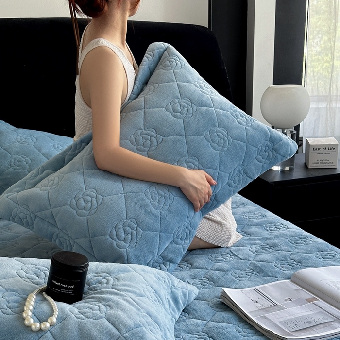 91家纺网 家纺一手货源 找家纺 7V 2025新款牛奶绒床笠 蓝色