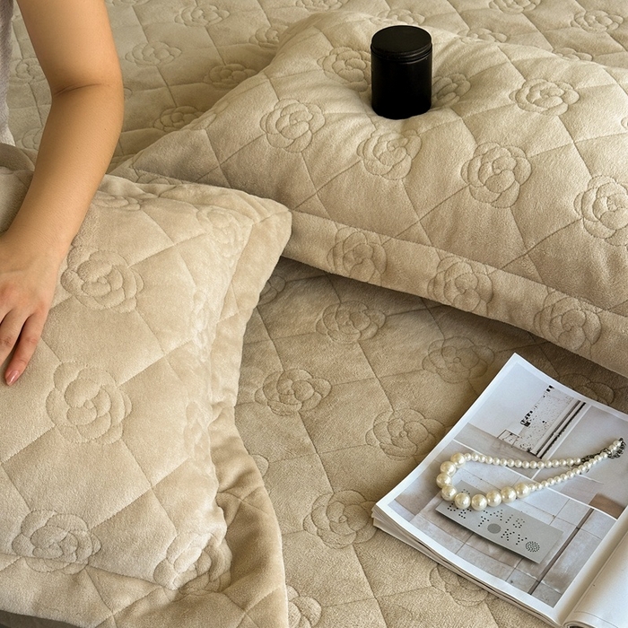 91家纺网 家纺一手货源 找家纺 7V 2025新款牛奶绒床笠 浅驼