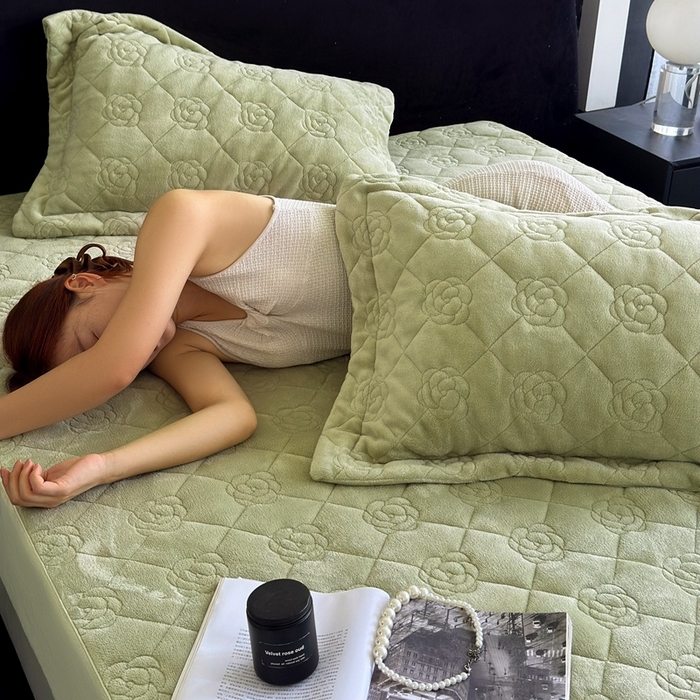 91家纺网 家纺一手货源 找家纺 7V 2025新款牛奶绒床笠 灰绿