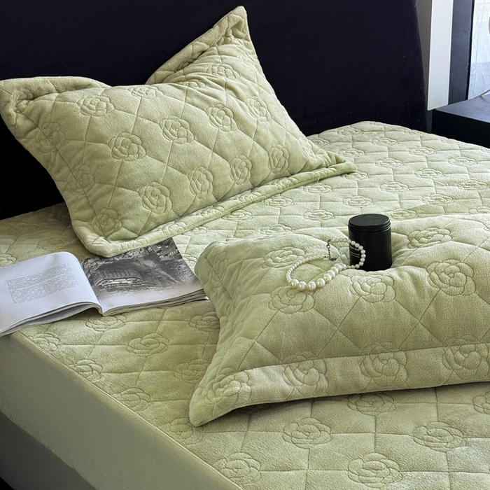 91家纺网 家纺一手货源 找家纺 7V 2025新款牛奶绒床笠 灰绿