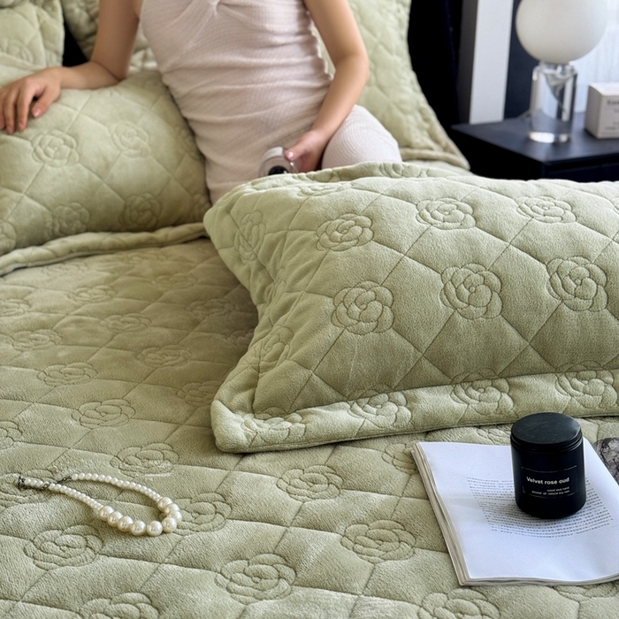 91家纺网 家纺一手货源 找家纺 7V 2025新款牛奶绒床笠 灰绿