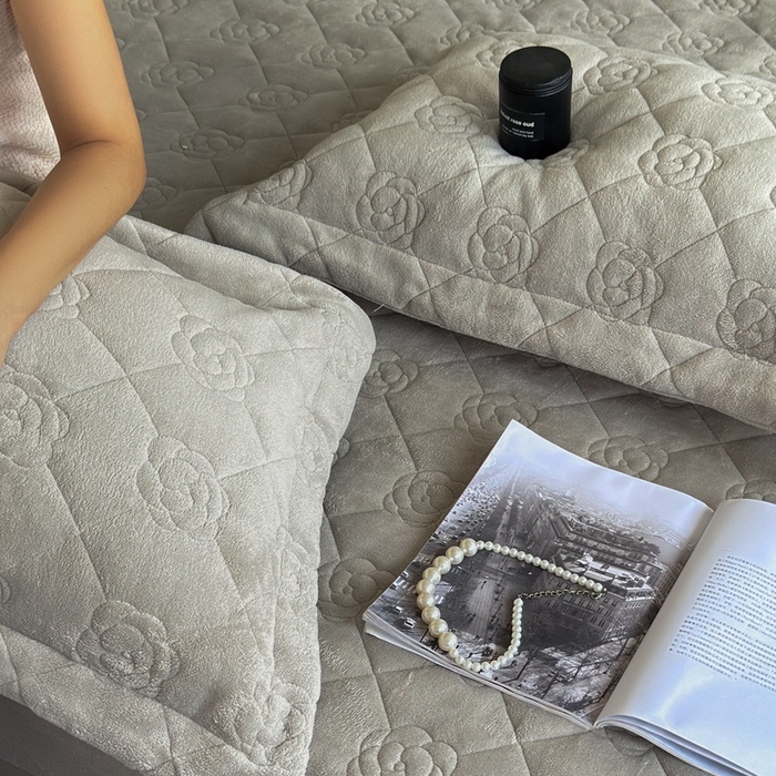 91家纺网 家纺一手货源 找家纺 7V 2025新款牛奶绒床笠 银灰