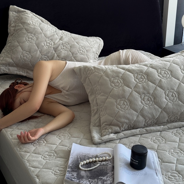 91家纺网 家纺一手货源 找家纺 7V 2025新款牛奶绒床笠 银灰