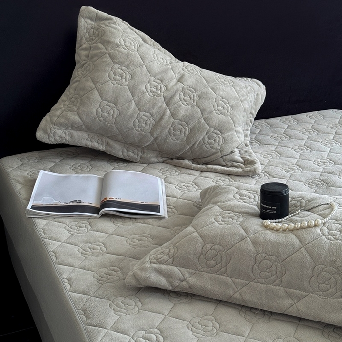 91家纺网 家纺一手货源 找家纺 7V 2025新款牛奶绒床笠 银灰