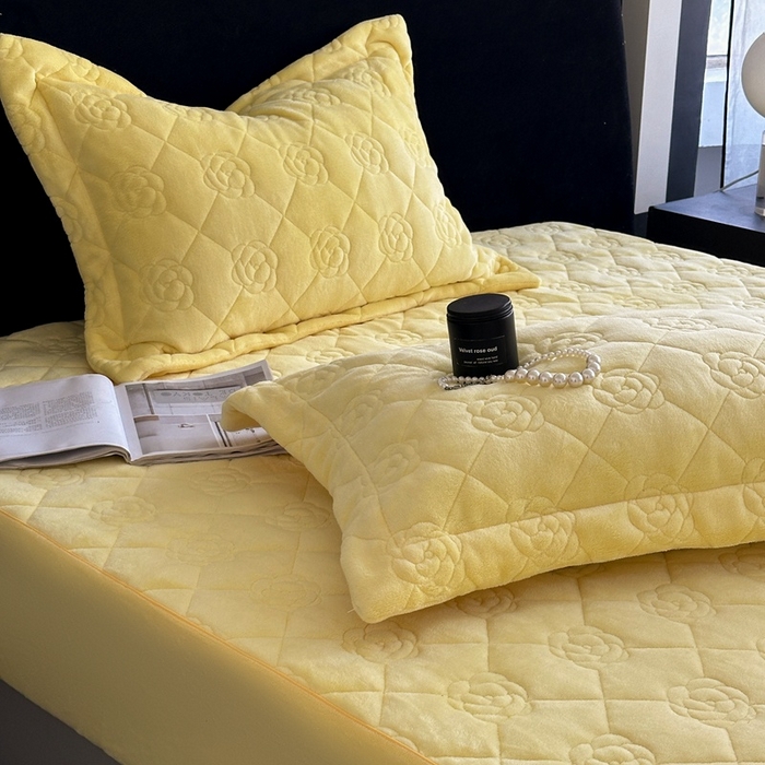 91家纺网 家纺一手货源 找家纺 7V 2025新款牛奶绒床笠 嫩黄