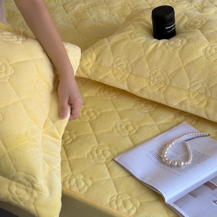 91家纺网 家纺一手货源 找家纺 7V 2025新款牛奶绒床笠 嫩黄