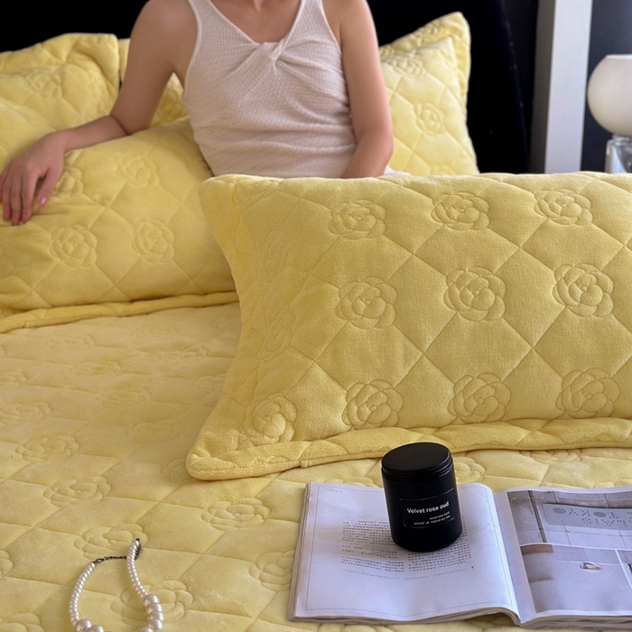 91家纺网 家纺一手货源 找家纺 7V 2025新款牛奶绒床笠 嫩黄