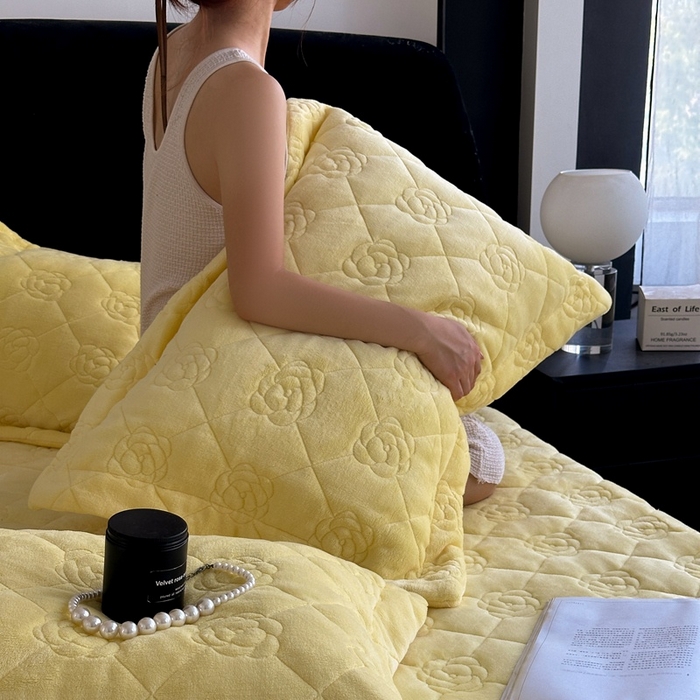 91家纺网 家纺一手货源 找家纺 7V 2025新款牛奶绒床笠 嫩黄