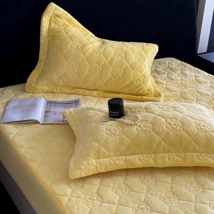 91家纺网 家纺一手货源 找家纺 7V 2025新款牛奶绒床笠 嫩黄