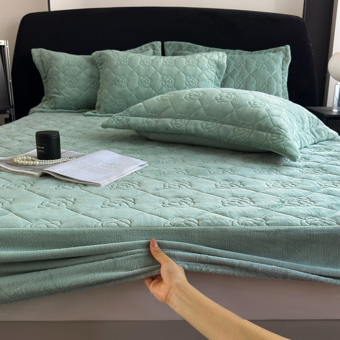 91家纺网 家纺一手货源 找家纺 7V 2025新款牛奶绒床笠 雾绿