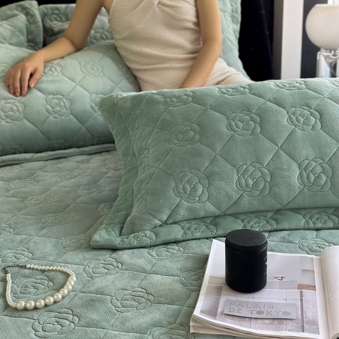 91家纺网 家纺一手货源 找家纺 7V 2025新款牛奶绒床笠 雾绿