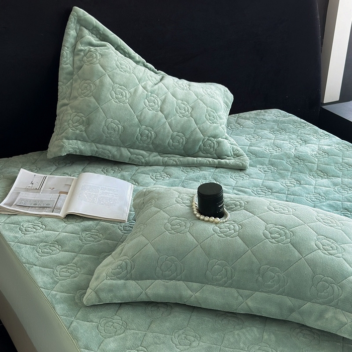 91家纺网 家纺一手货源 找家纺 7V 2025新款牛奶绒床笠 雾绿