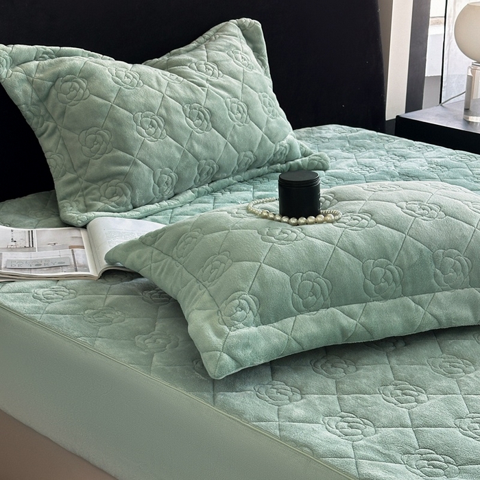 91家纺网 家纺一手货源 找家纺 7V 2025新款牛奶绒床笠 雾绿