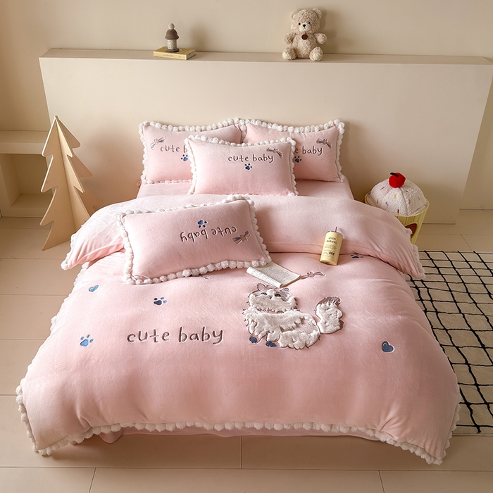 91家纺网 家纺一手货源 找家纺 卡罗兰 2025新款牛奶绒兔毛绣花四件套 波斯猫-粉