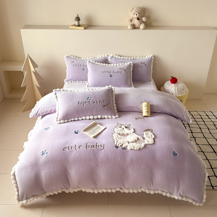 91家纺网 家纺一手货源 找家纺 卡罗兰 2025新款牛奶绒兔毛绣花四件套 波斯猫-紫