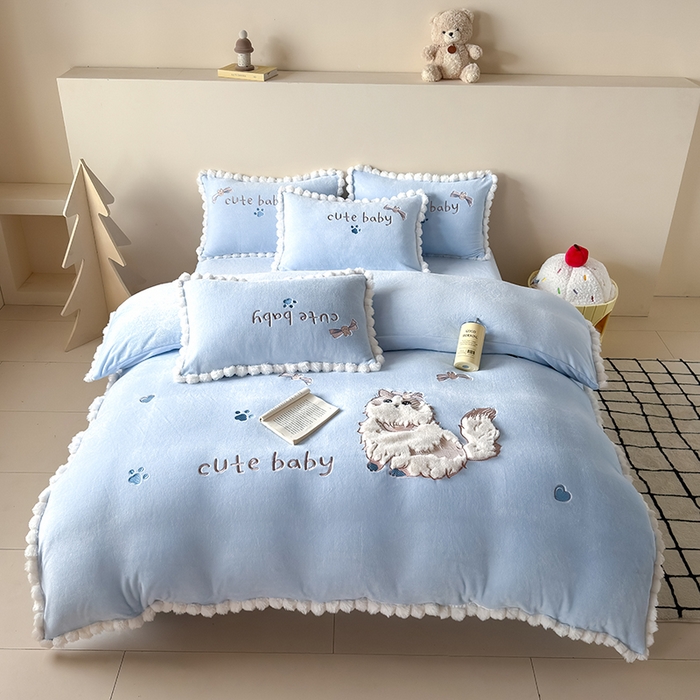 91家纺网 家纺一手货源 找家纺 卡罗兰 2025新款牛奶绒兔毛绣花四件套 波斯猫-蓝