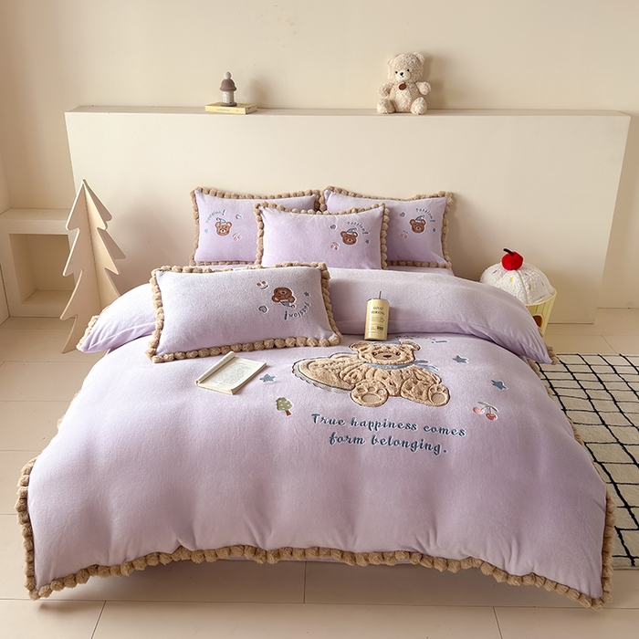 91家纺网 家纺一手货源 找家纺 卡罗兰 2025新款牛奶绒兔毛绣花四件套 爱心熊-紫