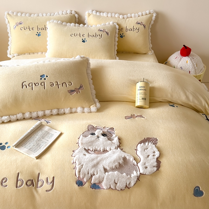 91家纺网 家纺一手货源 找家纺 卡罗兰 2025新款牛奶绒兔毛绣花四件套 波斯猫-黄