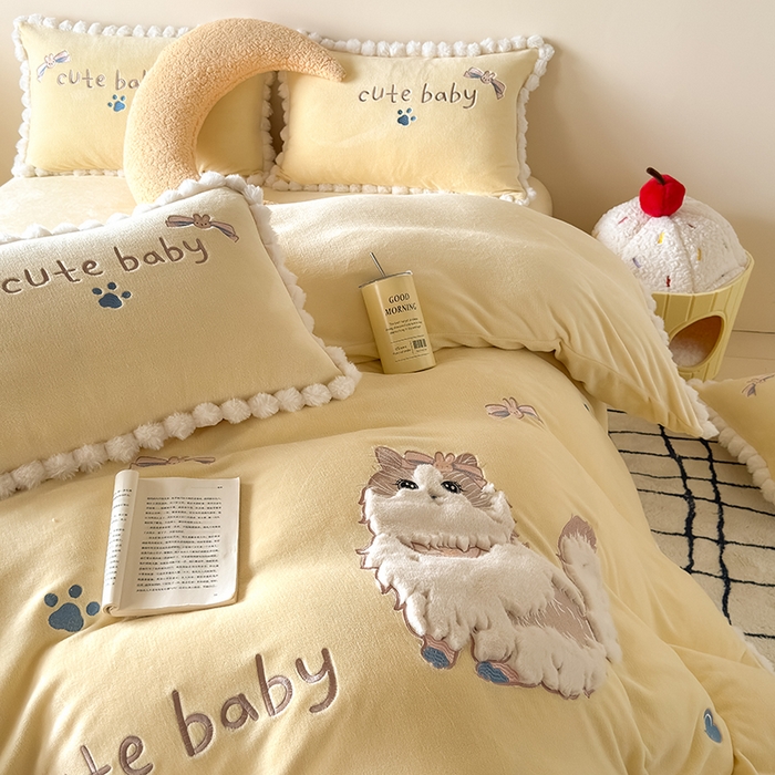 91家纺网 家纺一手货源 找家纺 卡罗兰 2025新款牛奶绒兔毛绣花四件套 波斯猫-黄