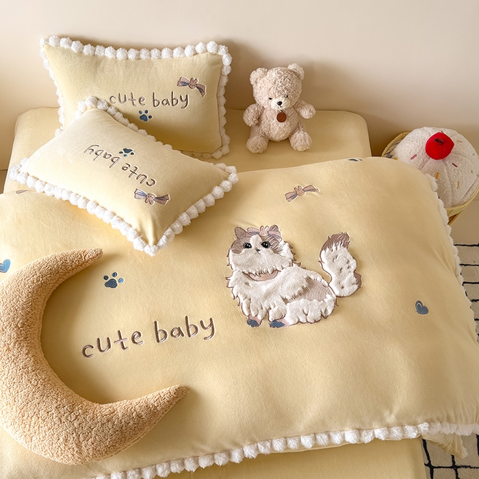 91家纺网 家纺一手货源 找家纺 卡罗兰 2025新款牛奶绒兔毛绣花四件套 波斯猫-黄