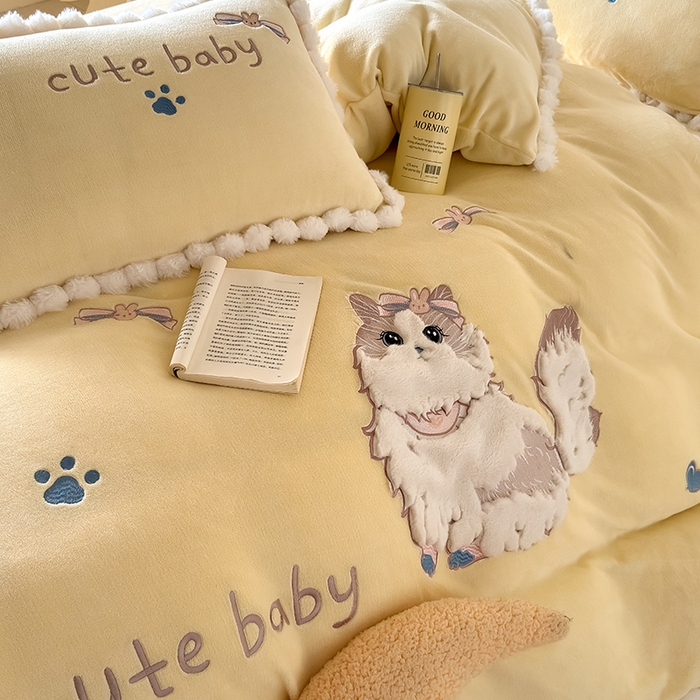 91家纺网 家纺一手货源 找家纺 卡罗兰 2025新款牛奶绒兔毛绣花四件套 波斯猫-黄